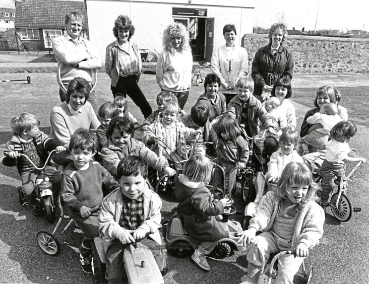 1987 - Members of Ruthrieston Playgroup enjoy the sunshine with parents and helpers.