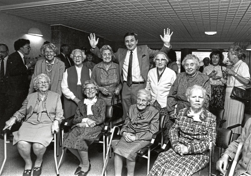 1986 - Scotland the What's Buff Hardie shares a joke with residents at Ruthrieston House.