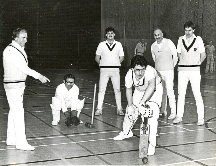 1986 - Aberdeen coach George Murray gives a batting tip to Graeme Bone watched by captain Jacie Knight, Neil Burnett, John Muckersie and Richard Donald at an indoor training session.