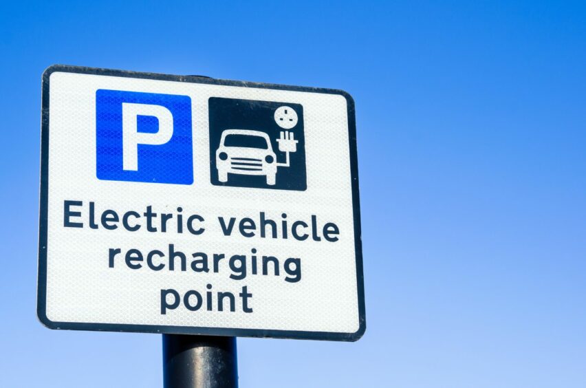 Electric vehicle recharging sign