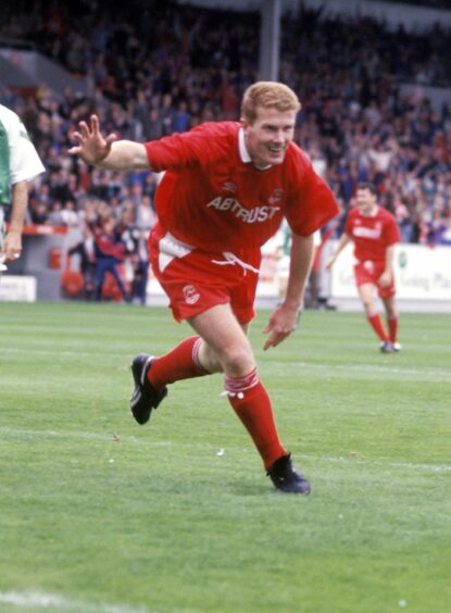 Aberdeen's Duncan Shearer celebrates scoring against Hibs in the 1990s. Image: SNS.