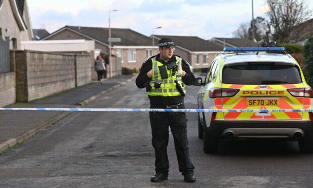 Police remain on scene at Hunter Place. Image: Kath Flannery / DC Thomson