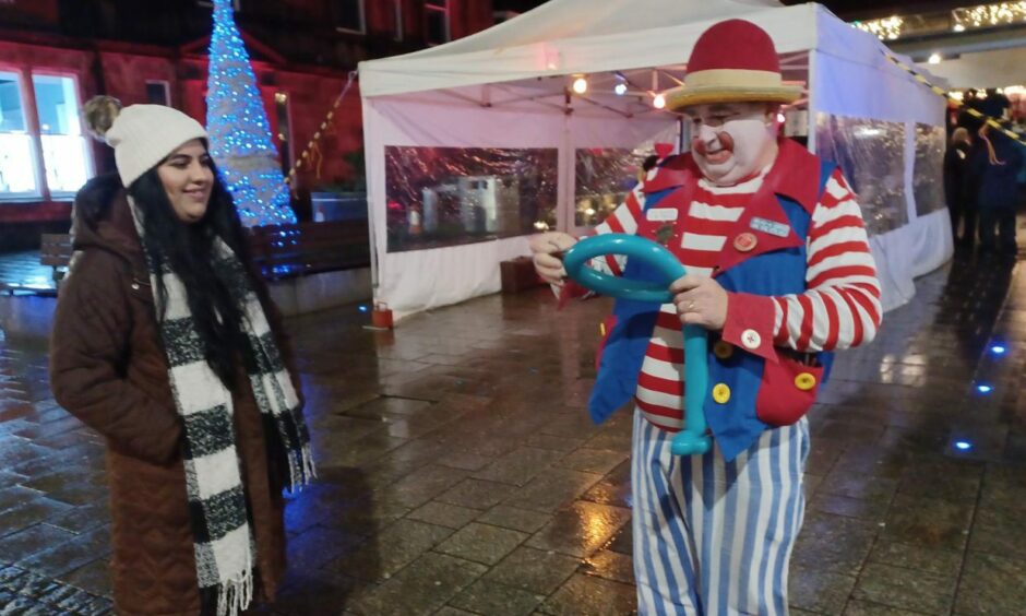 Mr Bubbles the balloon modeller entertaining at Fort William's festive light switch on