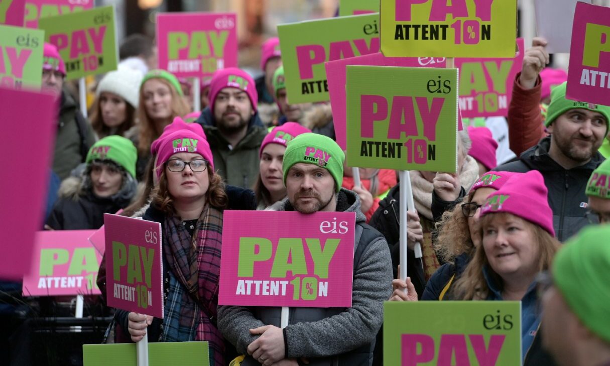 Teachers union announces 16 more days of strikes over pay