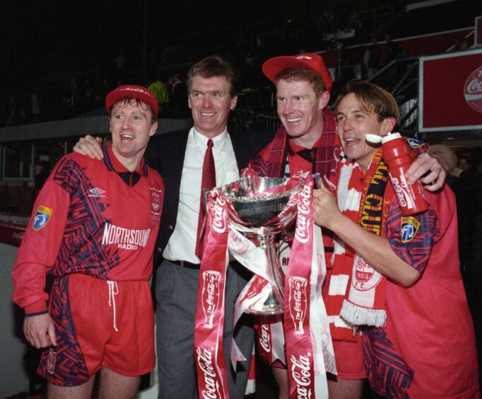 Roy Aitken (2nd left) celebrates Aberdeen's Coca Cola Cup win with players Stewart McKimmie (far left), Duncan Shearer and Billy Dodds.