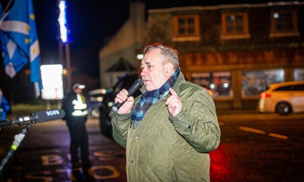 Former First Minister, Alex Salmond addresses the rally in Inverurie. Image: Wullie Marr / DC Thomson.
