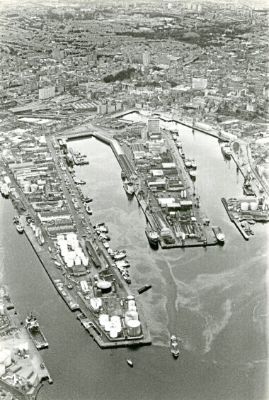 1987 - An aerial view of Aberdeen Harbour. 