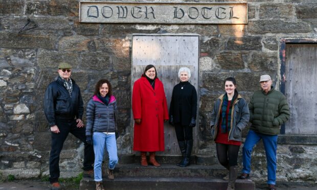 Clan Baird members outside Dower Hotel in New Aberdour.