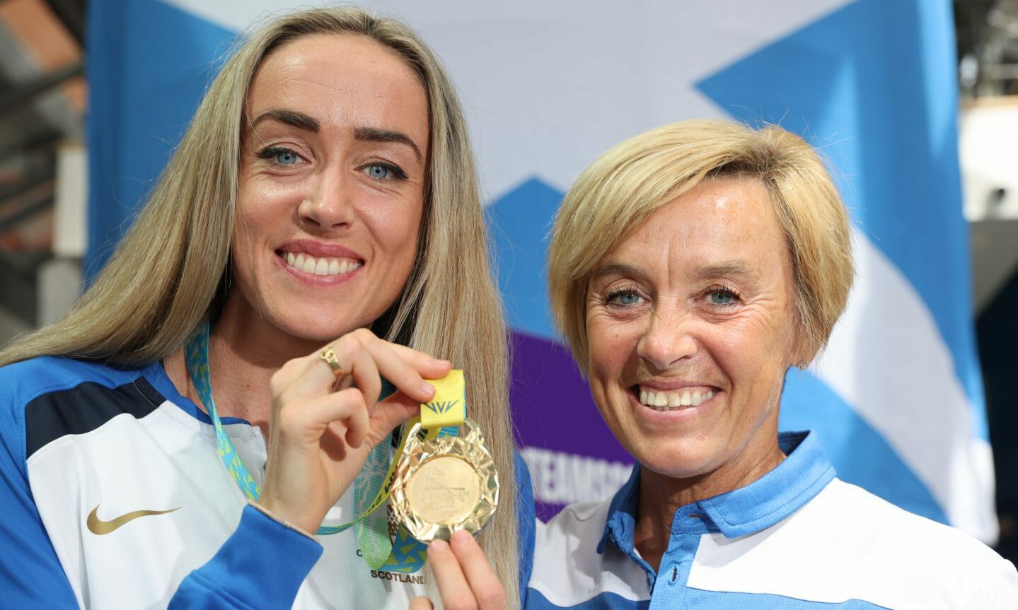Eilish McColgan with her gold medal alongside her mother, Liz