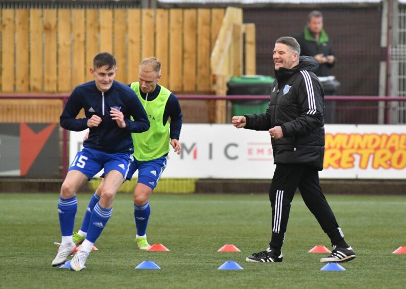 Ian Esslemont takes the warm-up ahead of Peterhead's game with Kelty Hearts. Image: Duncan Brown