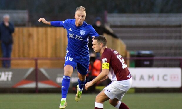 Peterhead midfielder Jordon Brown in action against Kelty Hearts. Image: Duncan Brown.