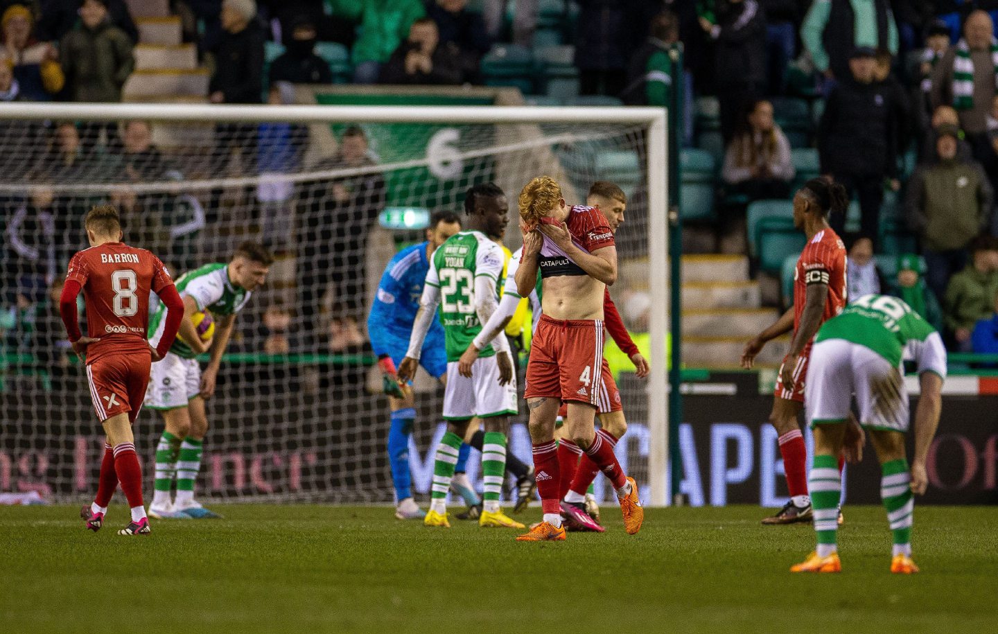 Liam Scales trudges off after being sent off for Aberdeen against Hibernian. Image: Vagelis Georgariou/Action Plus/Shutterstock (13744075bh)
