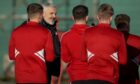 Aberdeen manager Jim Goodwin speaks to his squad during a training session at Cormack Park. Image: SNS.