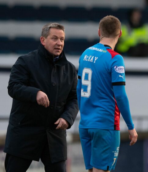 Billy Dodds chats with Caley Thistle forward Billy Mckay.  Image: SNS