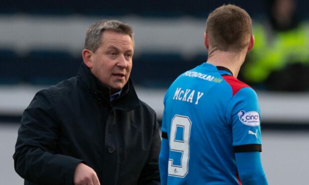 Billy Dodds chats to Caley Thistle striker Billy Mckay. Image: SNS