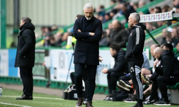 Former Aberdeen manager Jim Goodwin looking dejected during the clash with Hibs at Easter Road. Image: SNS