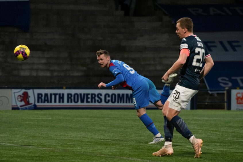 Billy Mckay heads in the Caley Thistle equaliser. Image: SNS