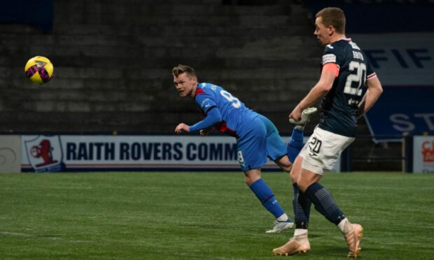 Billy Mckay heads in the Caley Thistle equaliser. Image: SNS