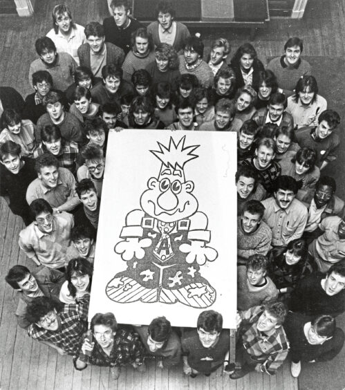 1986 - Students from the Scott Sutherland School of Architecture show arts ball mascot Artie-Arch some support.