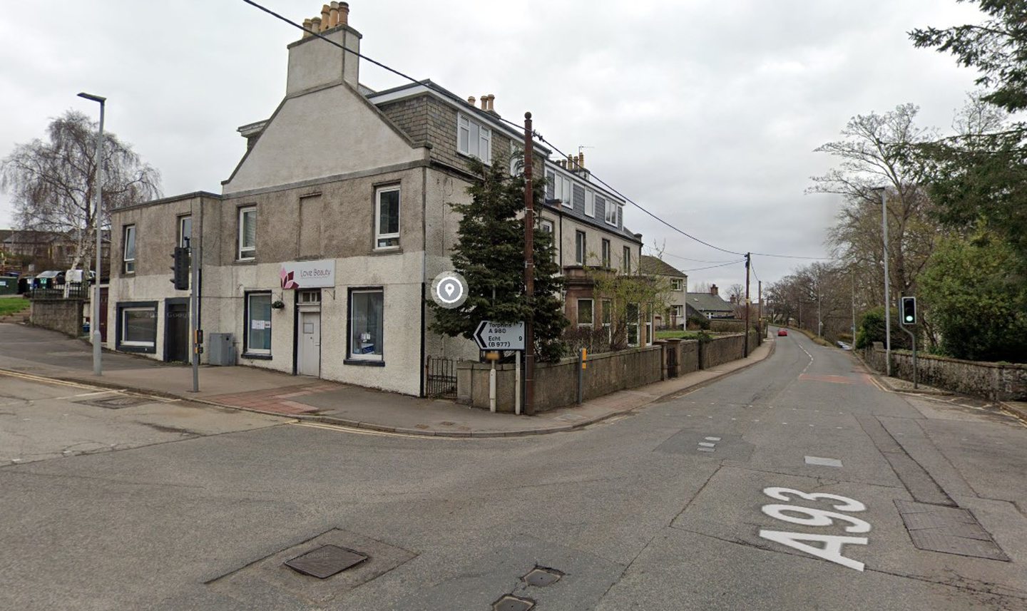 Banchory 'eyesore' to new dentist despite parking fears