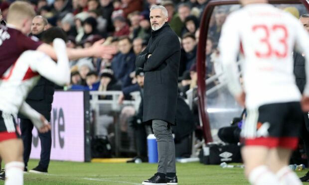 Aberdeen manager Jim Goodwin watches on against Hearts. Image: James Christie/SportPix.org.uk