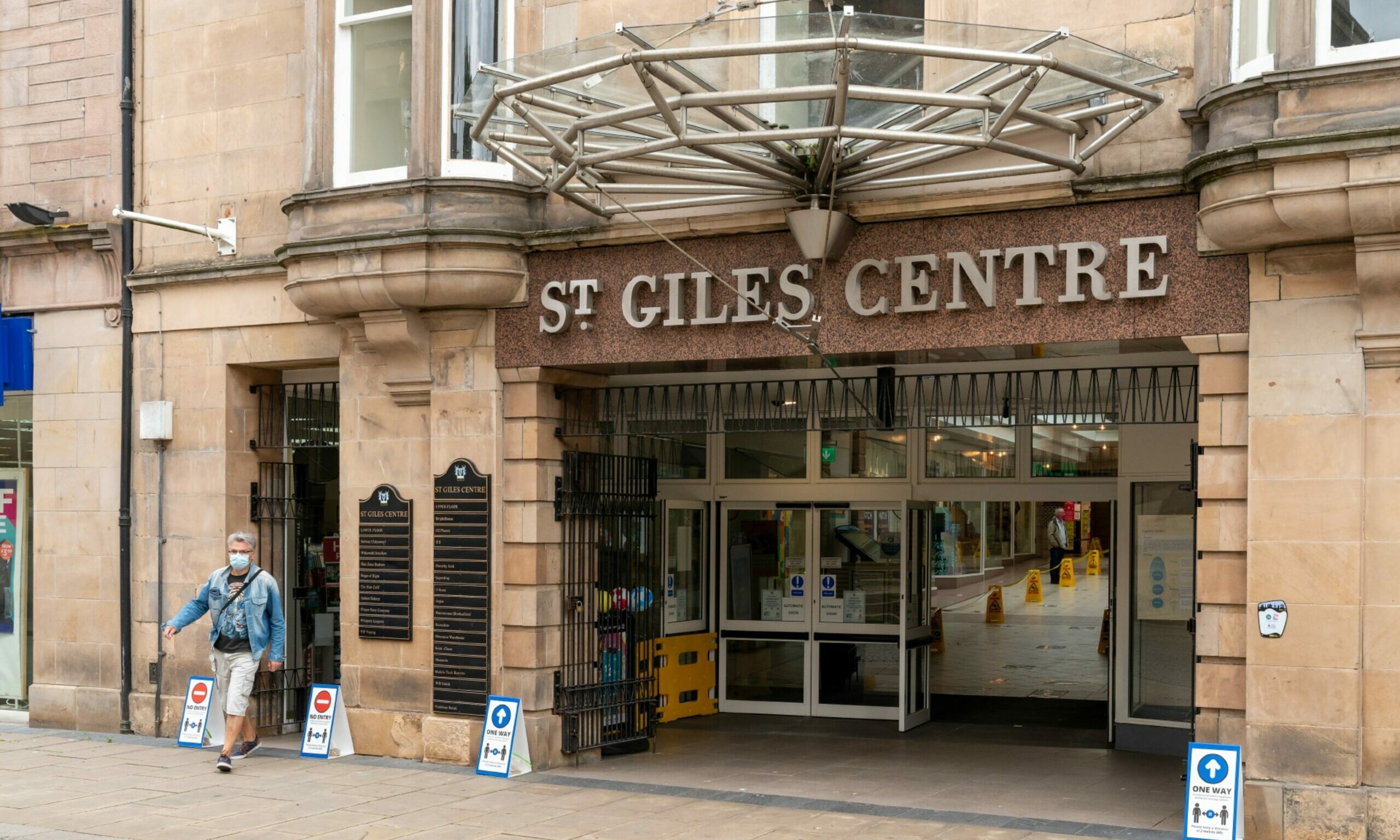 Looking at entrance to St Giles Centre from High Street. 