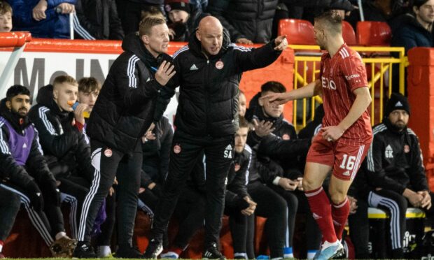 Aberdeen interim manager Barry Robson (L) and coach Steve Agnew give instructions to Ylber Ramadani. Image: SNS.