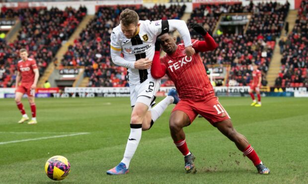 Livingston right-back Nicky Devlin and Duk of Aberdeen in action.
Image: SNS