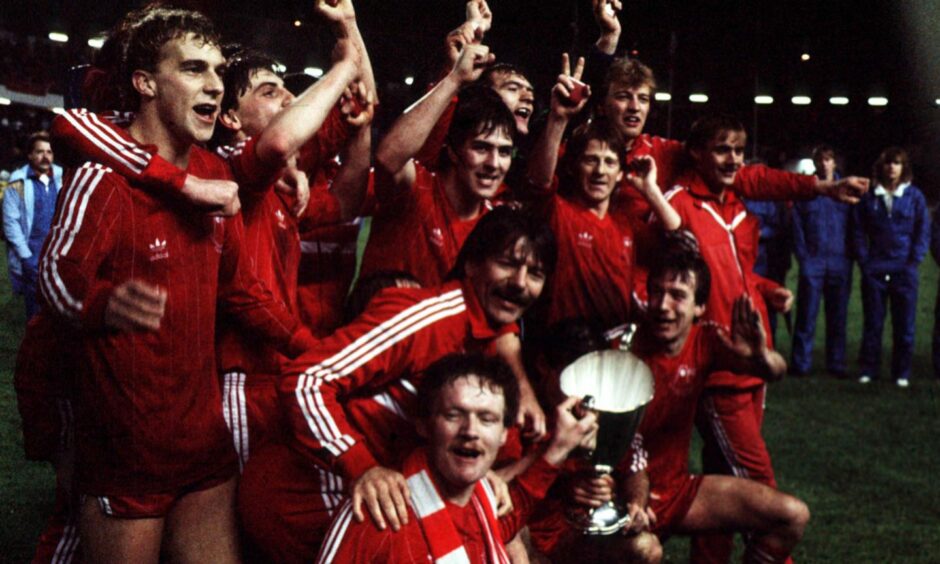 Aberdeen team pictured with the European Cup Winners Cup after beating Real Madrid. Image: SNS.