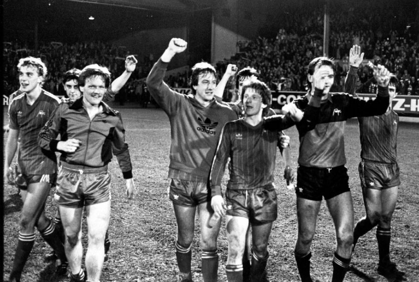 Saluting their fans after beating Bayern Munich Pittodrie are (left to right) Neale Cooper, John Hewitt, John McMaster, Neil Simpson, Gordon Strachan, Peter Weir, Jim Leighton and Mark McGhee. Image: DC Thomson.