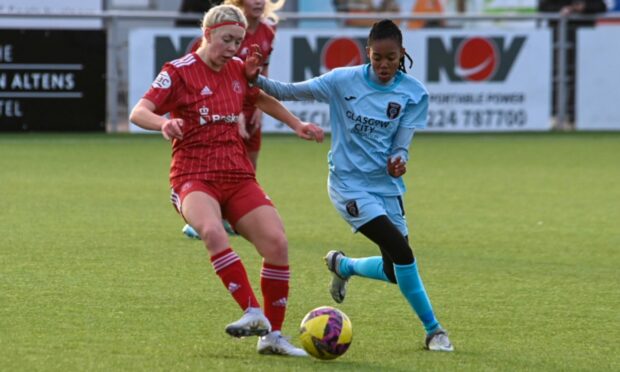 Aberdeen's Bailley Collins battles with Glasgow City's Linda Motlhalo. Image: Kenny Elrick/DC Thomson