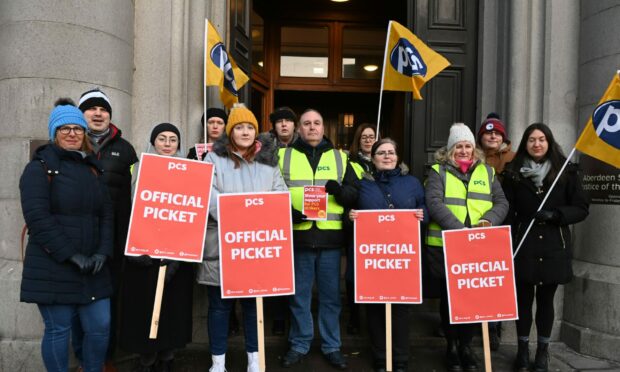 Court staff who are members of the PCS union, formed a picket outside Aberdeen Sheriff Court. Image: Paul Glendell/DC Thomson