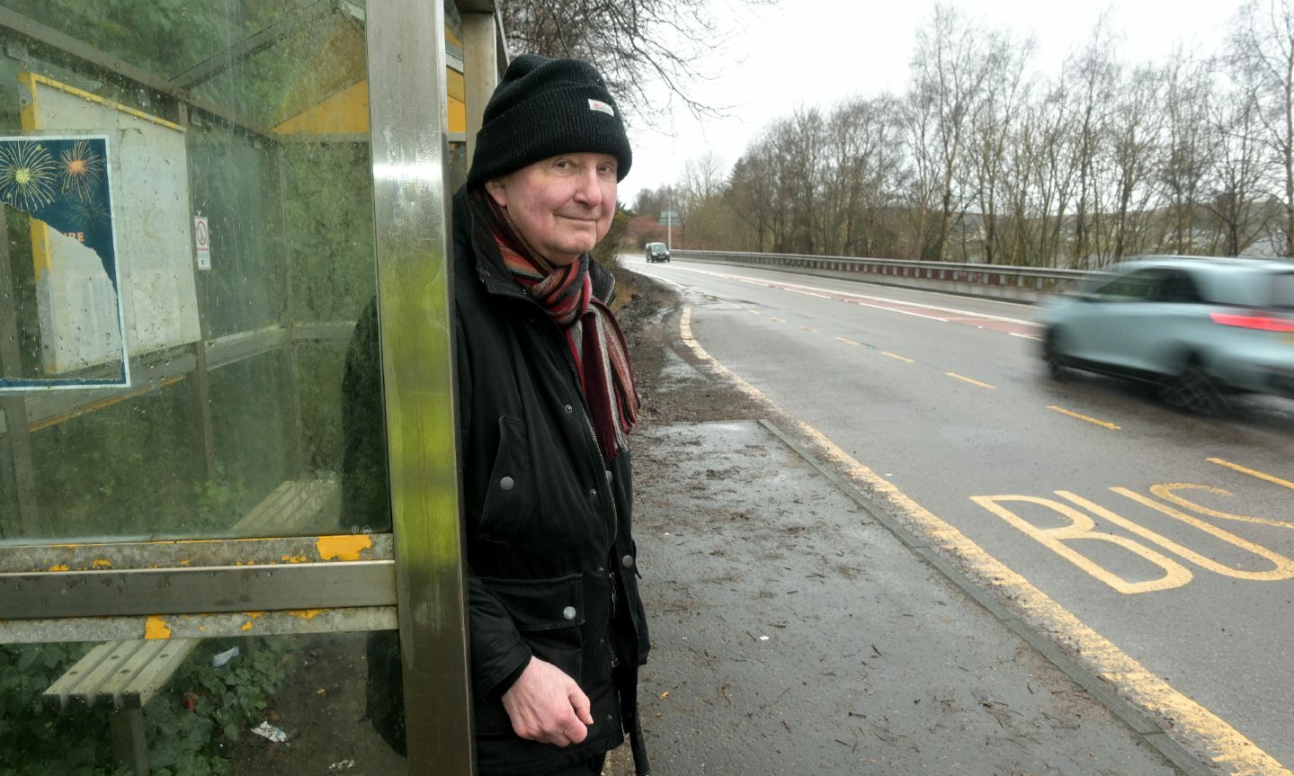Dunbeg bus stop Folk forced to cross road in dark demand lighting