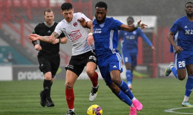 Peterhead's Daniel Fosu holds off Erik Sula. Image: Duncan Brown.