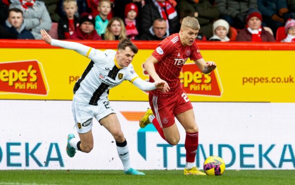 Aberdeen's Ryan Duncan and James Penrice of Livingston in action at Pittodrie. Image: SNS.