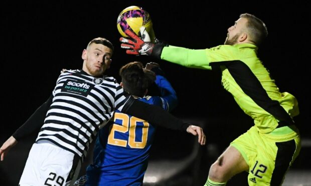 Scott Fox, right, in action for Cove Rangers against Queen's Park. Image: SNS