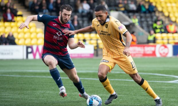 Ross County's Alex Iacovitti (L) and Livingston's Cristian Montano. Image: SNS