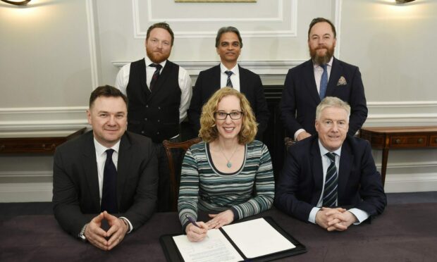 Green minister Lorna Slater signs memorandum of understanding