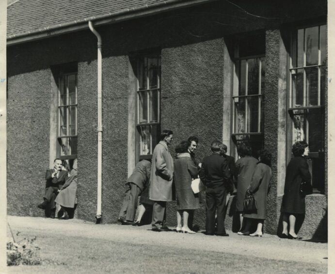 People crowding round windows to visit typhoid patients, Queen of Doric included, in the 60s