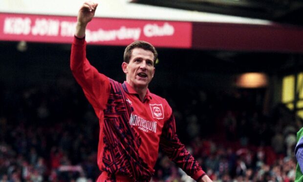 Brian Irvine celebrates following Aberdeen's vital win over Dundee United in 1995. Image: SNS