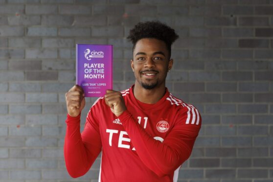 Aberdeen's Luis 'Duk' Lopes with the cinch SPFL Premiership Player of the Month award for March. Image: SPFL