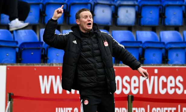 Aberdeen manager Barry Robson shouts from the sideline against St Johnstone. Image: SNS