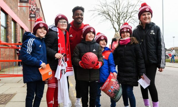 Young Aberdeen fans with Duk. Image: SNS