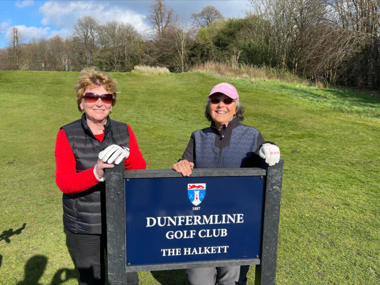 A photo of golfer Lynda Dobinson and her friend