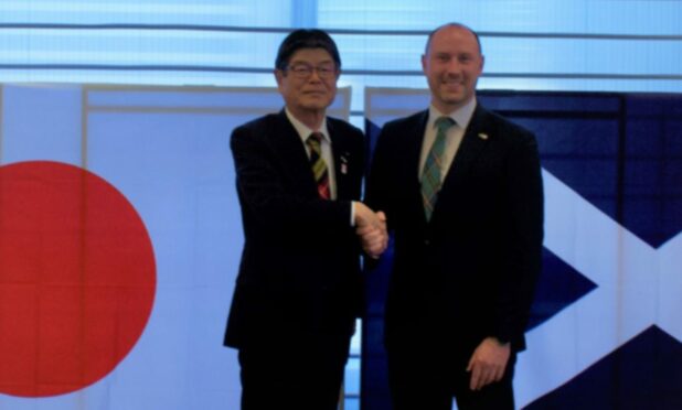 (L-R) Osamu Inoue, President & COO of Sumitomo Electric; Neil Gray, Scottish Cabinet Secretary for Wellbeing Economy, Fair Work and Energy. Image: Sumitomo