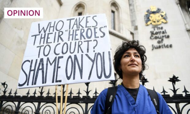 A nurse in England protests against the UK Government's legal action against striking NHS workers (Image: Andy Rain/EPA-EFE/Shutterstock)