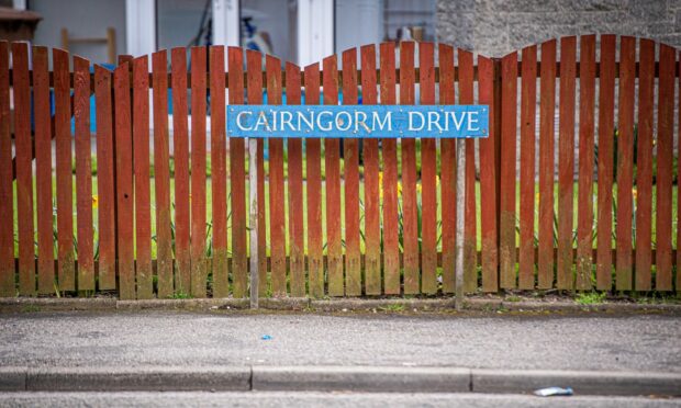 A blue street sign for Cairngorm Drive in Kincorth.