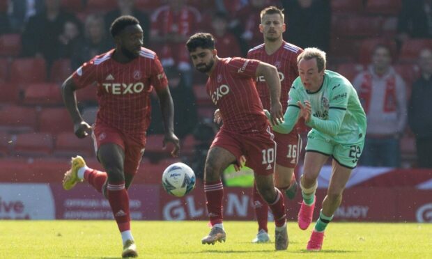 Aberdeen's Dilan Markanday, centre, and Shayden Morris during the 0-0 draw with Hibs. Image: Shutterstock