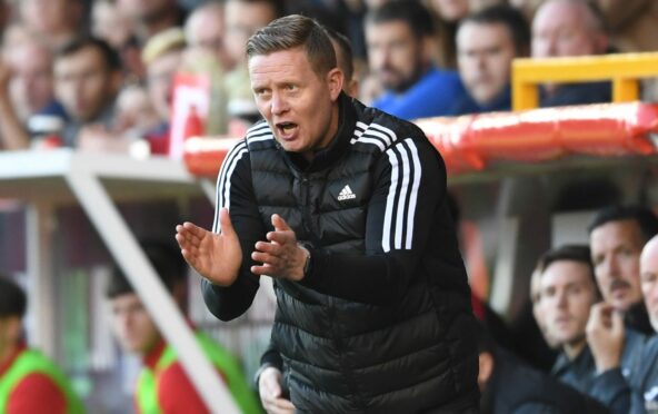 Aberdeen manager Barry Robson roars on his side from the sidelines. Image: SNS.