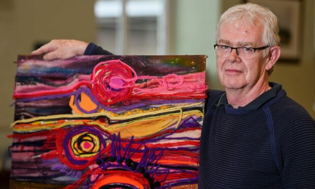 Auctioneer Colin Edward with artwork by former Ellon Academy teacher Pearl Ozanne.
Picture by Darrell Benns / DC Thomson